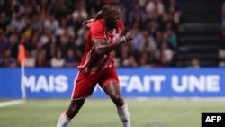 Usain Bolt memamerkan kemahirannya memainkan bola dalam di Nanterre, dekat Paris, 12 Juni 2018. (Foto: dok).