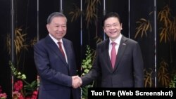เลขาธิการพรรคคอมมิวนิสต์เวียดนาม โต แลม พบกับนายกรัฐมนตรีสิงคโปร์ ลอว์เรนซ์ หว่อง ระหว่างเยือนสิงคโปร์ ในวันที่ 12 มีนาคม 2025