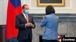 台湾总统蔡英文2020年8月10日在总统府会见到访的美国卫生部长阿扎尔(Alex Azar) （台湾中央社照片）