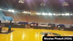 Le stade Marius Ndiaye se prépare pour accueillir l'Afrobasket 2017, Dakar, le 7 septembre 2017 (VOA/Amedine Sy)