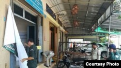 នគរបាលរុះរើស្លាកចេញពីការិយាល័យអង្គការអាដហុកនៅខេត្តកោះកុង។ (អាដហុក)