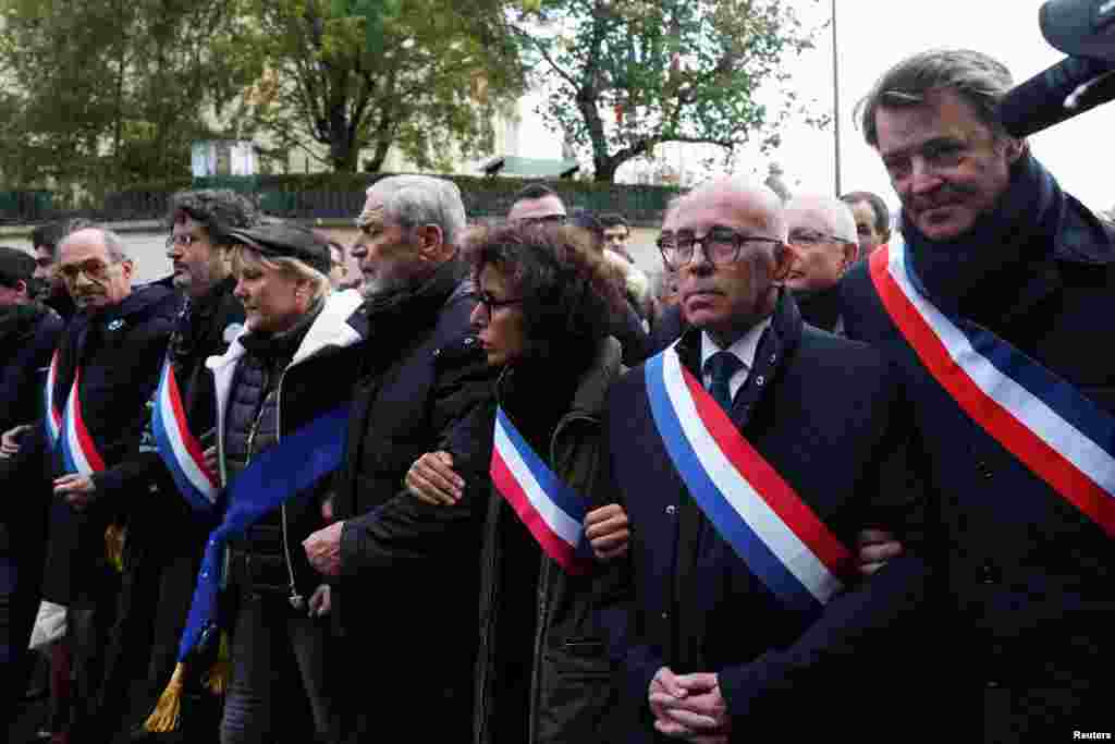 Maafisa wa ufaransa wakishiriki kwenye maandamano kulaani chuki dhidi ya wayahudi.