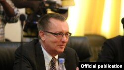 Le Secrétaire général adjoint des Nations Unies aux Affaires politiques, Jeffrey Feltman lors d’une visite à Mogadiscio, Somalie, 3 février 2016.