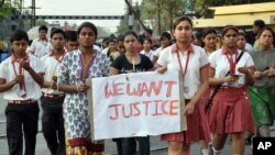 在今年早些时候在印度西孟加拉邦发生的一起修女被强奸事件中，拉纳加特市耶稣和玛丽修道院学校学生举行“讨回争议！”的示威抗议。（资料照）