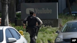 Des policiers sur le lieu de la fusillade, San Bruno, Californie, le 3 avril 2018