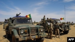 ARCHIVES - Des véhicules de l'armée malienne lors d’une opération de coordination tactique 'Hawbi' au centre du Mali, dans la zone frontalière avec le Burkina Faso et le Niger, 1er novembre 2017.