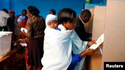 4일 케냐에서 대통령 선거가 치러진 가운데, 가툰두 마을에서 투표하는 유권자들.