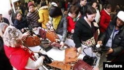 Warga AS berbelanja di salah satu supermarket di kota New York (foto: dok). Penjualan ritel AS mengalami sedikit peningkatan bulan Agustus.