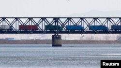 중국 단둥에서 압록강을 건너 북한 신의주로 향하는 화물차 행렬. (자료사진)