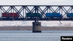 지난 4월 중국 단둥에서 북한으로 갈 화물을 실은 차량들이 세관을 통과한 후 압록강을 건너 북한 신의주로 향하고 있다. (자료사진)