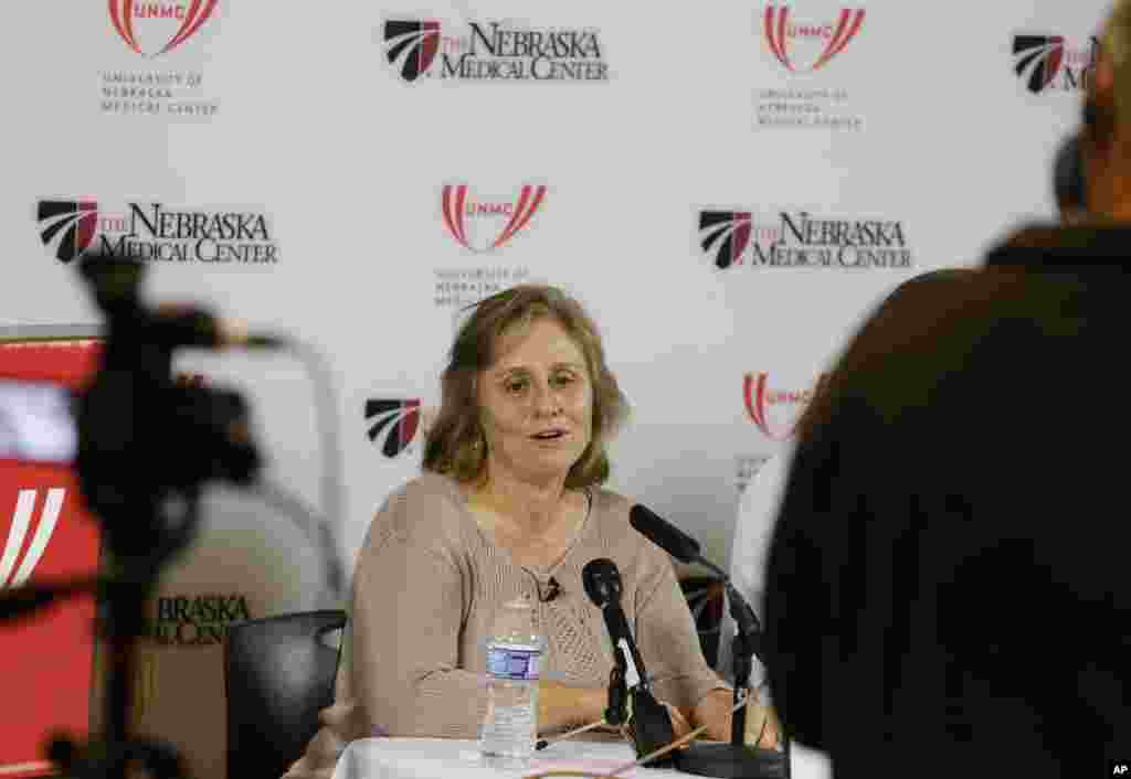 Pinguins tomando pequeno-almoço no Jardim Zoológico de Londres.