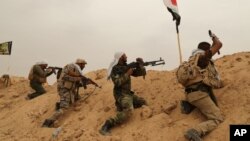 Pasukan Irak dan milisi Syiah terlibat pertempuran dengan militan ISIS di pinggiran kota Fallujah, provinsi Anbar (1/6). 