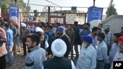 Masyarakat berkumpul di luar setelah ledakan di Nirankari Bhawan, aula doa di Desa Adliwal, Amritsar, India, sebagai ilustrasi. Ledakan kedua dalam 36 jam mengguncang daerah sekitar tempat suci Sikh di Kuil Emas di kota Amritsar. (Foto: AP/Prabhjot Gill)