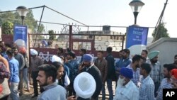Warga berkumpul setelah ledakan di Nirankari Bhawan, di desa Adliwal dekat Amritsar, India, 18 November 2018.