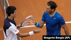 Đoković i nadal na mreži posle nedavnog finala u Rimu, u kojem je Đoković pobedio u tri seta - 4:6, 6:3 i 6:3 
