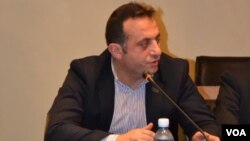 Zöhrab İsmayıl (Foto Zöhrab İsmayılın Facebook səhifəsindən götürülüb)