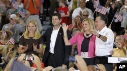 Kandidat Presiden dari Partai Republik AS, Mitt Romney (kanan) bersama istrinya, Ann (dua dari kanan) dan cawapres Paul Ryan dalam kampanye di Randolph-Macon College di Ashland, Va (11/8).