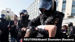 Privođenje demonstranta u Moskvi (Foto: REUTERS/Shamil Zhumatov)