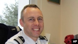 Arnaud Beltrame, seorang polisi yang menukar dirinya dengan seorang sandera di toko swalayan di Kota Trebes, Perancis, ketika terjadi serangan teror. (Foto: dok.)