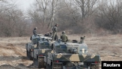 Tenkovi Leopard 2A4 učestvuju u vojnoj obuci u blizini Tata, Mađarska