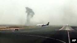 De la fumée s’échappe après l’accident à l’atterrissage d’un Boeing 777 à l'aéroport international de Dubaï, 3 août 2016. 