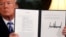 صدر ٹرمپ وائٹ ہاؤس میں ایران کے جوہری معاہدے سے نکلنے کا حکم نامہ دستخط کرنے کے بعد دکھا رہے ہیں۔ 8 مئی 2018