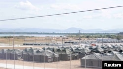 Новопоставени шатори за приведени мигранти се видени на поморската станица Гвантанамо