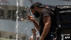 美国东北部遭遇热浪袭击，一名市民在纽约哈德逊河边的喷泉中纳凉。（2024年6月20日）