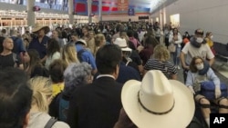 Redovi na aerodromu u Dalasu, u Teksasu (Foto: Austin Boschen via AP)