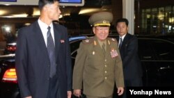 지난해 10월 북한의 황병서 군 총정치국장이 인천 아시안게임 폐막식에 참석한 뒤 인천국제공항을 통해 북한으로 돌아가고 있다. (자료사진)