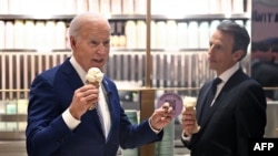 Presiden AS Joe Biden berbicara dengan Seth Meyers dalam rekaman episode talk show "Late Night with Seth Meyers" di New York City, pada 26 Februari 2024. (Foto: AFP/Jim Watson)
