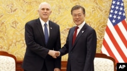 지난 8일 평창 동계올림픽 개막식 참석을 위해 한국을 방문한 마이크 펜스 미국 부통령(왼쪽)이 청와대에서 문재인 한국 대통령과 만남을 가졌다.