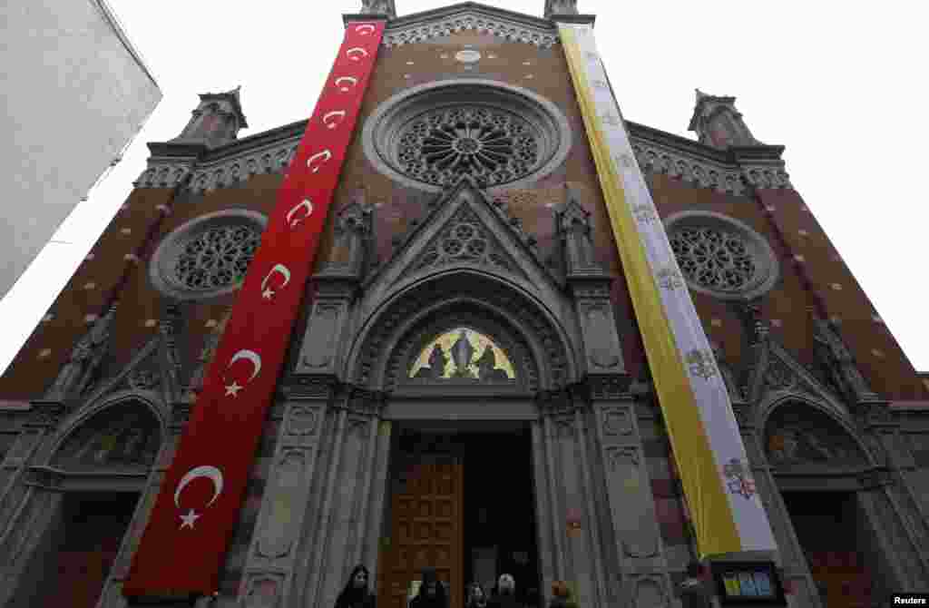 Gereja Katolik St. Antuan dihiasi bendera Turki dan Vatikan sebelum kunjungan Paus Fransiskus di Istambul, 28 November 2014.