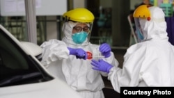 Petugas dari Labkesda Provinsi Jawa Barat mengambil sampel dahak dan lendir tenggorokan hidung (swab test) Klaster GBI Lembang di Bandung, Minggu (29/3/20). (Foto: Humas Jabar)