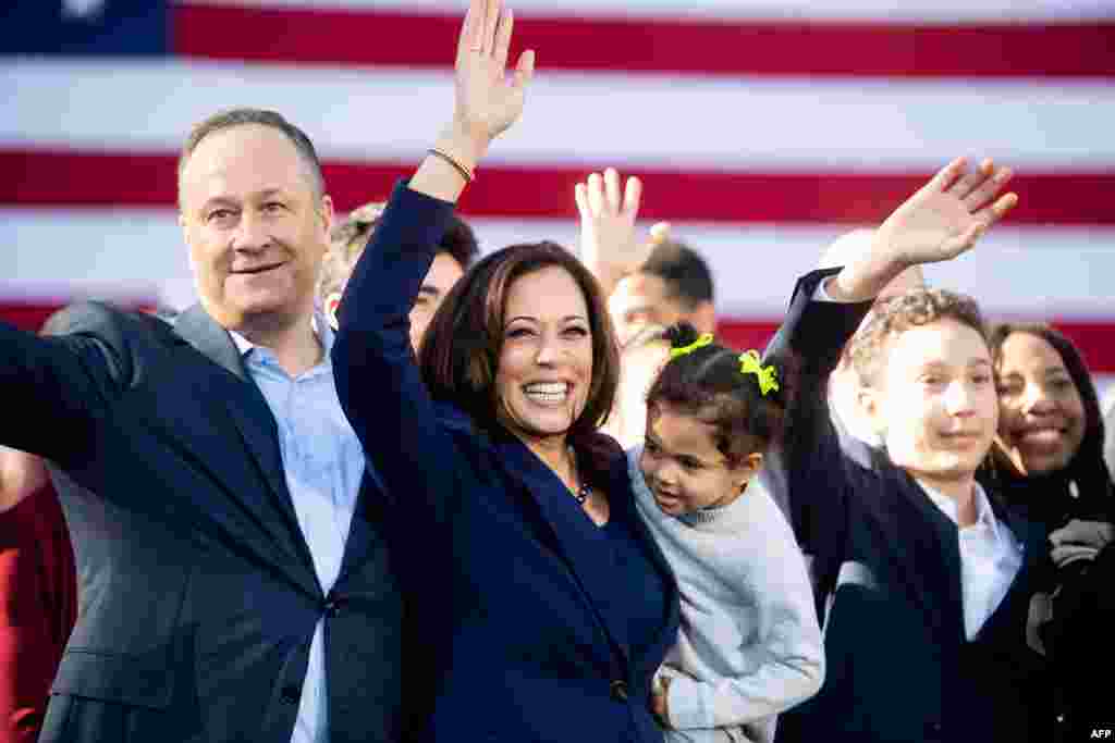 អ្នកស្រី Kamala Harris ពេលបម្រើការងារជាសមាជិកព្រឹទ្ធសភា ជាមួយស្វាមីគឺលោក Douglas Emhoff និងក្រុមគ្រួសារ ក្នុងអំឡុងពេលធ្វើយុទ្ធការឃោសនាឈរឈ្មោះបោះឆ្នោតជាបេក្ខជនប្រធានាធិបតីរបស់អ្នកស្រី Harris ក្នុងទីក្រុង Oakland រដ្ឋ California កាលពីថ្ងៃទី២៧ ខែមករា ឆ្នាំ២០១៩។