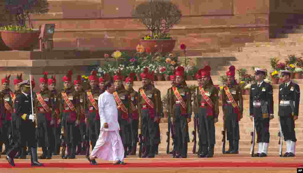 Sri Lanka&rsquo;s President Maithripala Sirisena inspects a guard of honor during a ceremonial reception at the Indian Presidential Palace in New Delhi, India, Feb. 16, 2015.