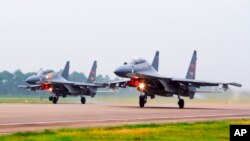 យន្តហោះ​ចម្បាំង​ចិន SU-30 ហោះ​ឡើង​នៅ​ក្បែរ​តំបន់​សមុទ្រ​ចិន​ខាង​ត្បូង​កាលពី​ថ្ងៃទី៣ ខែតុលា ឆ្នាំ២០២១។ (AP)