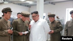 មេដឹកនាំ​ប្រទេស​កូរ៉េ​ខាងជើង​ Kim Jong Un ផ្តល់​ការណែនាំ​នៅ​ក្នុង​ទស្សនកិច្ច​របស់ខ្លួន​នៅ​រោងចក្រ​ម៉ាស៊ីន​មួយក្នុង​ទីក្រុង​ Pyongyang កាលពី​ថ្ងៃទី​១៧ កក្កដា ឆ្នាំ ២០១៨។