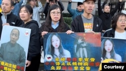 位于美国洛杉矶的中国维权人士界立建星期日(12月22日)于当地的中国领事馆前发起抗议，抗议人士除声援江西网红李宜雪外，也要求中共局立即释放何方美、董瑶琼和吴亚楠等被以“精神病”为由迫害的所有受害者。（照片由界立建提供） 