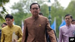 Thai Prime Minister Prayuth Chan-ocha, center, arrives at the government house in Bangkok, Thailand, Tuesday, Sept. 1, 2015. 