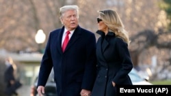 Presiden Donald Trump dan Ibu Negara Melania Trump menuju helikopter kepresidenan Marine One di South Lawn, Gedung Putih, Rabu, 23 Desember 2020. (Foto: Evan Vucci/AP)