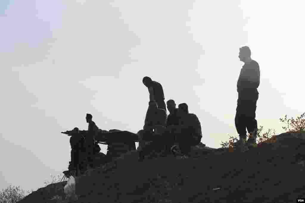 Peshmerga forces hold the line near Sinjar, Iraq, from IS forces that only a month ago were operating full-scale assaults, Nov. 14, 2016. (H.Murdock/VOA)