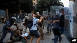 8일 베이루트에서 폭발 참사에 항의하는 반정부 시위가 열렸다.