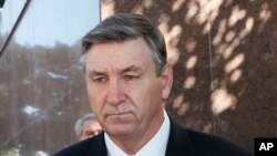 Ayah dari penyanyi Britney Spears, Jamie Spears, tampak meninggalkan gedung pengadilan Stanley Mosk di Los Angeles, California dalam sebuah foto yang diambil pada 24 Oktober 2012. (Foto: AP/Nick Ut)