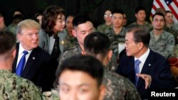 Presiden AS Donald Trump dan Presiden Korea Selatan Moon Jae-in makan siang dengan pasukan di instalasi militer AS, Camp Humphreys di Pyeongtaek, Korea Selatan, 7 November 2017. (Foto: dok).