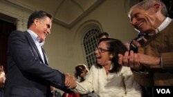 Mantan Gubernur Massachusetts, Mitt Romney menyalami pendukungnya pada saat kampanye di Peterborough, New Hampshire (4/1). Romney diperkirakan akan meraih 40 suara dalam pemilihan di New Hampshire, 10 Januari 2012.