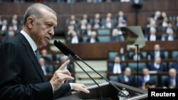 레제프 타이이프 에르도안 튀르키예 대통령이 지난 1일 수도 앙카라 시내 의사당에서 여당 의원들에게 연설하고 있다. (자료사진)