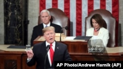 Presiden Donald Trump menyampaikan pidato Kenegaraan "The State of The Union" disaksikan oleh Wapres Mike Pence (kiri) dan Ketua DPR AS, Nancy Pelosi di Gedung Capitol, Washington, D.C., 5 Februari 2019.