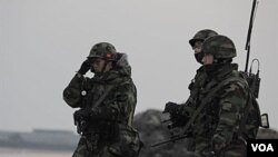 Marinir Korea Selatan berpatroli di pulau Yeonpyeong, yang menjadi sasaran serangan Korea Utara belum lama ini.