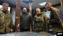 루스템 우메로우(왼쪽 두번째) 우크라이나 국방장관과 올렉산드르 시르스키(오른쪽 두번째) 우크라이나군 총사령관이 동부 전선 모처에서 전황을 살피고 있다. 25일 군당국이 공개한 영상 캡쳐.